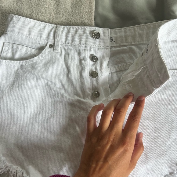 White shorts - Picture 4 of 5